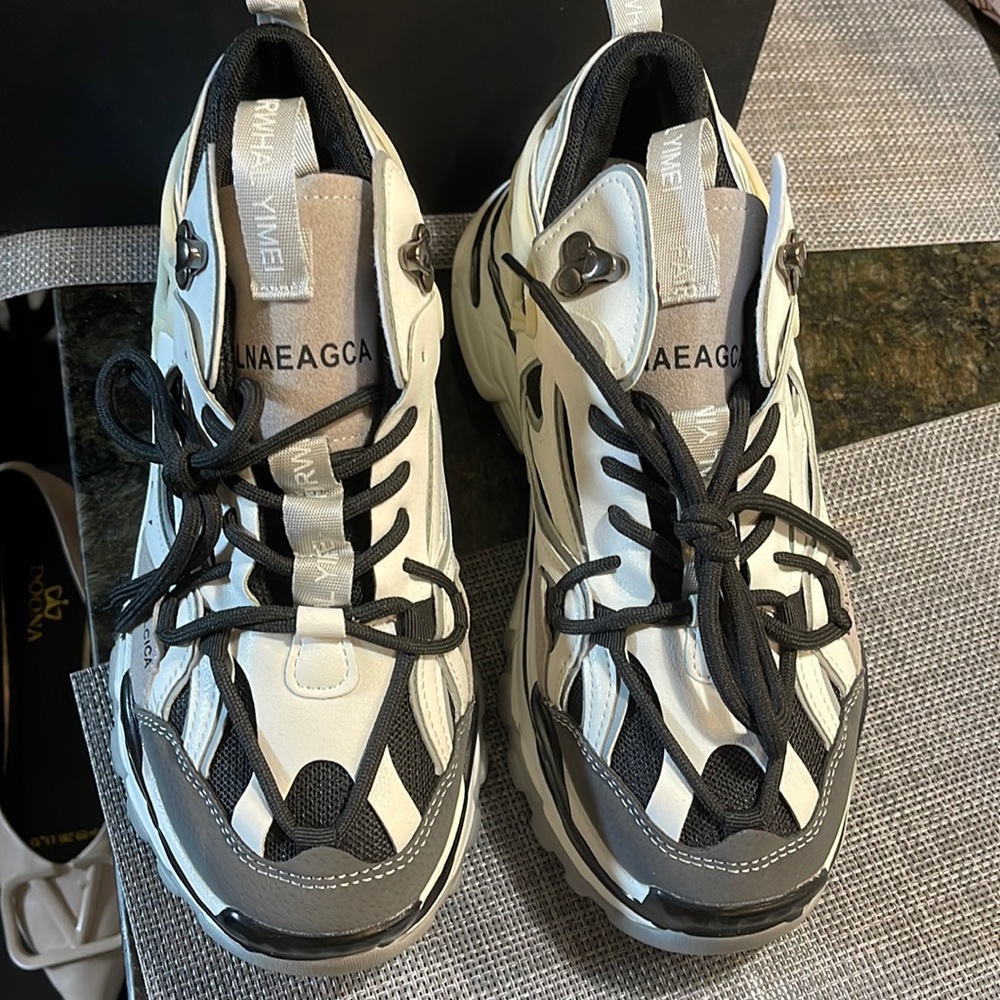 New women sneakers